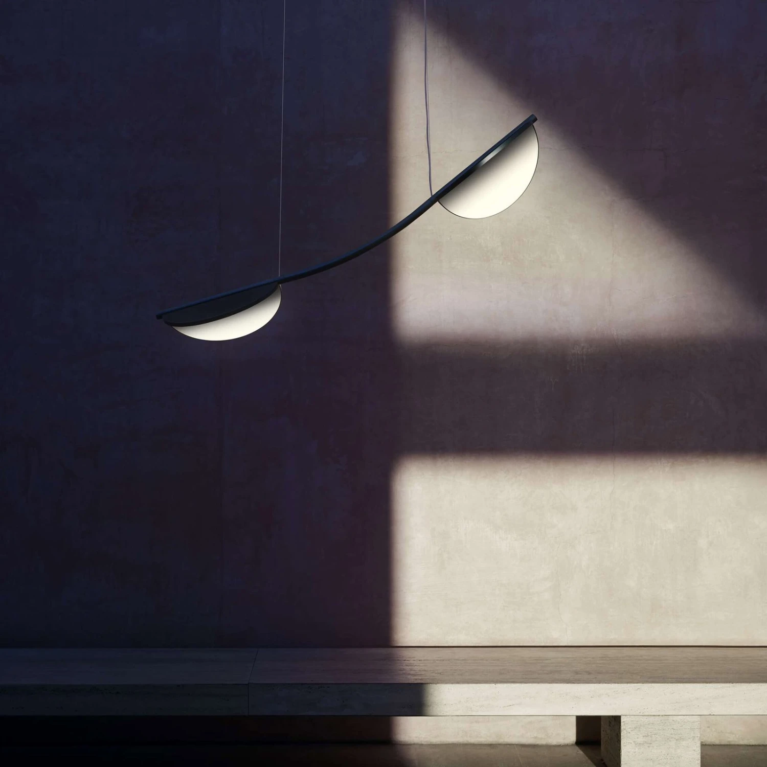 FLOS Almendra Arch LED Hängelampe, Lang, Blau 2 FLOS Almendra Arch LED Hängelampe, Lang, Blau – Bild 2