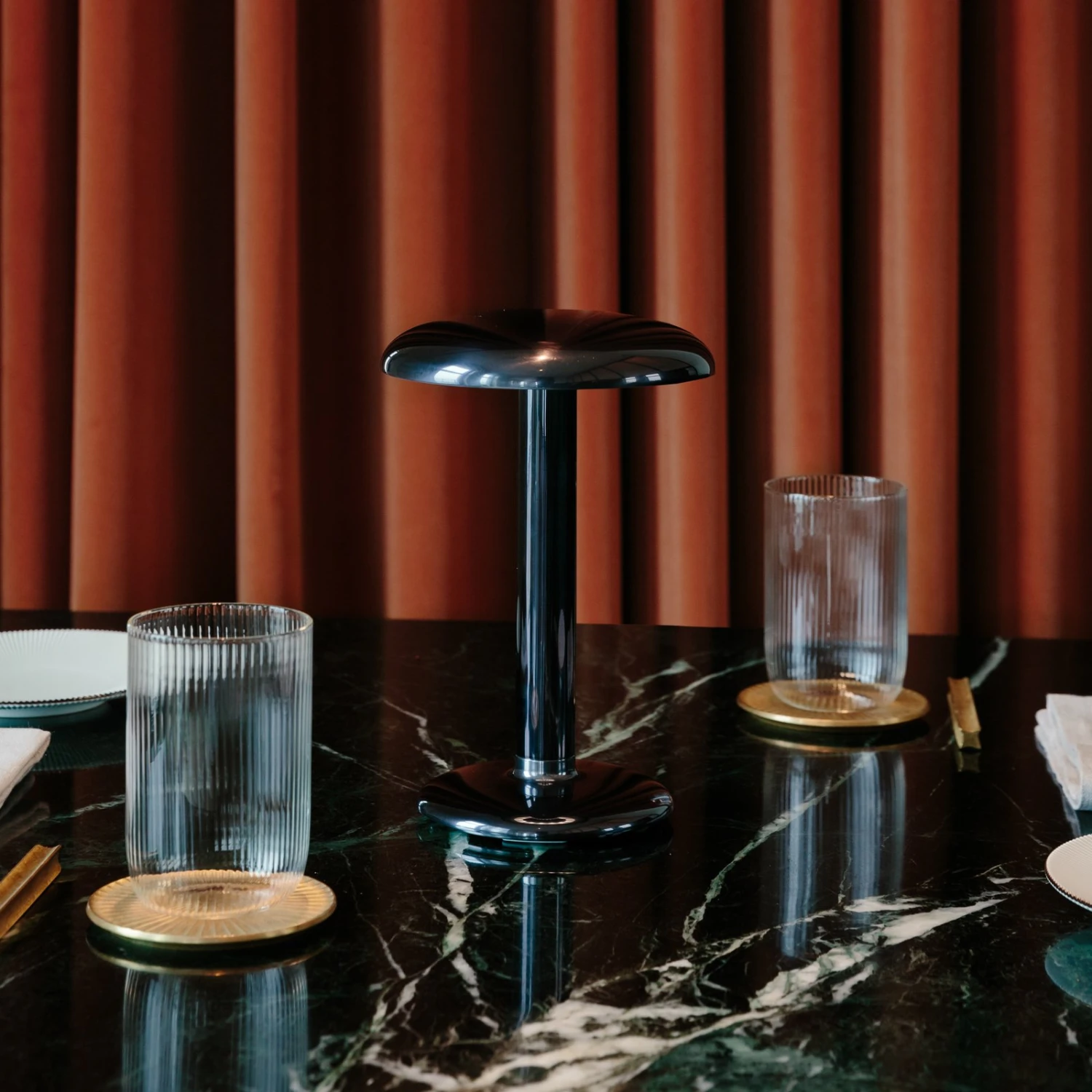 FLOS Gustave LED-Tischleuchte, Akku 927 Anthrazit 2 FLOS Gustave LED-Tischleuchte, Akku 927 Anthrazit – Bild 2