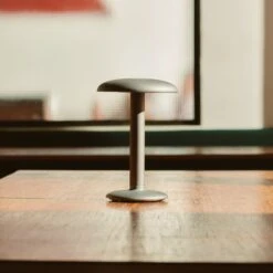 FLOS Gustave LED-Tischleuchte, Akku 927 Aluminium 7 FLOS Gustave LED-Tischleuchte, Akku 927 Aluminium -Flos Verkaufsgeschäft 10008971 3