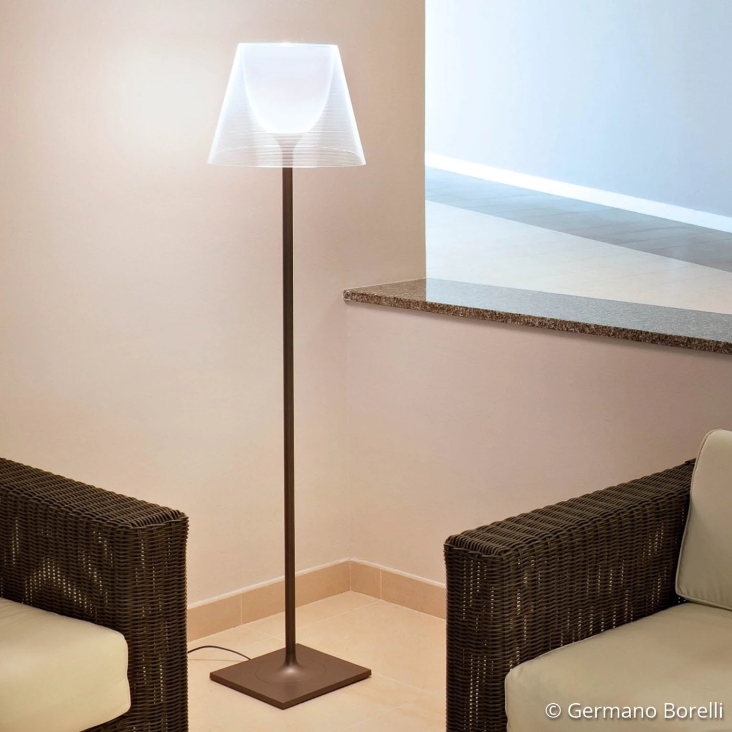 FLOS KTribe F2 Stehleuchte, Transparent 3 FLOS KTribe F2 Stehleuchte, Transparent – Bild 3