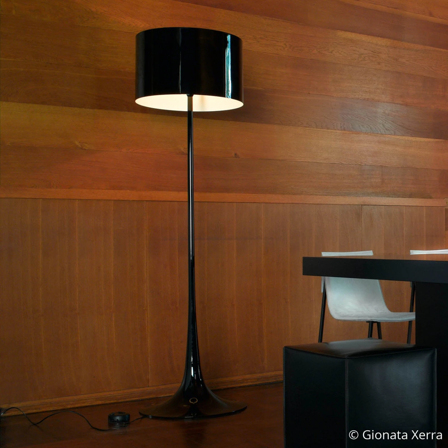 FLOS Spun Light F - Schwarze Stehleuchte 2 FLOS Spun Light F - Schwarze Stehleuchte – Bild 2