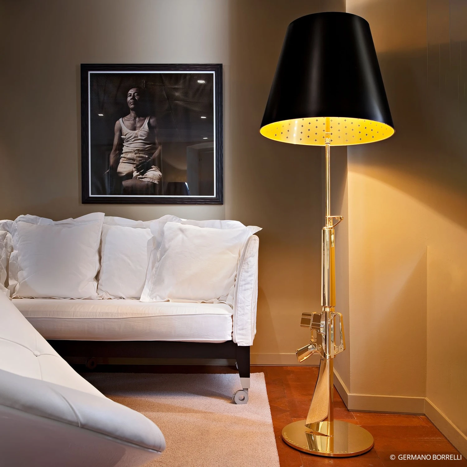 FLOS Lounge Gun - Stehleuchte, Gold-schwarz 2 FLOS Lounge Gun - Stehleuchte, Gold-schwarz – Bild 2