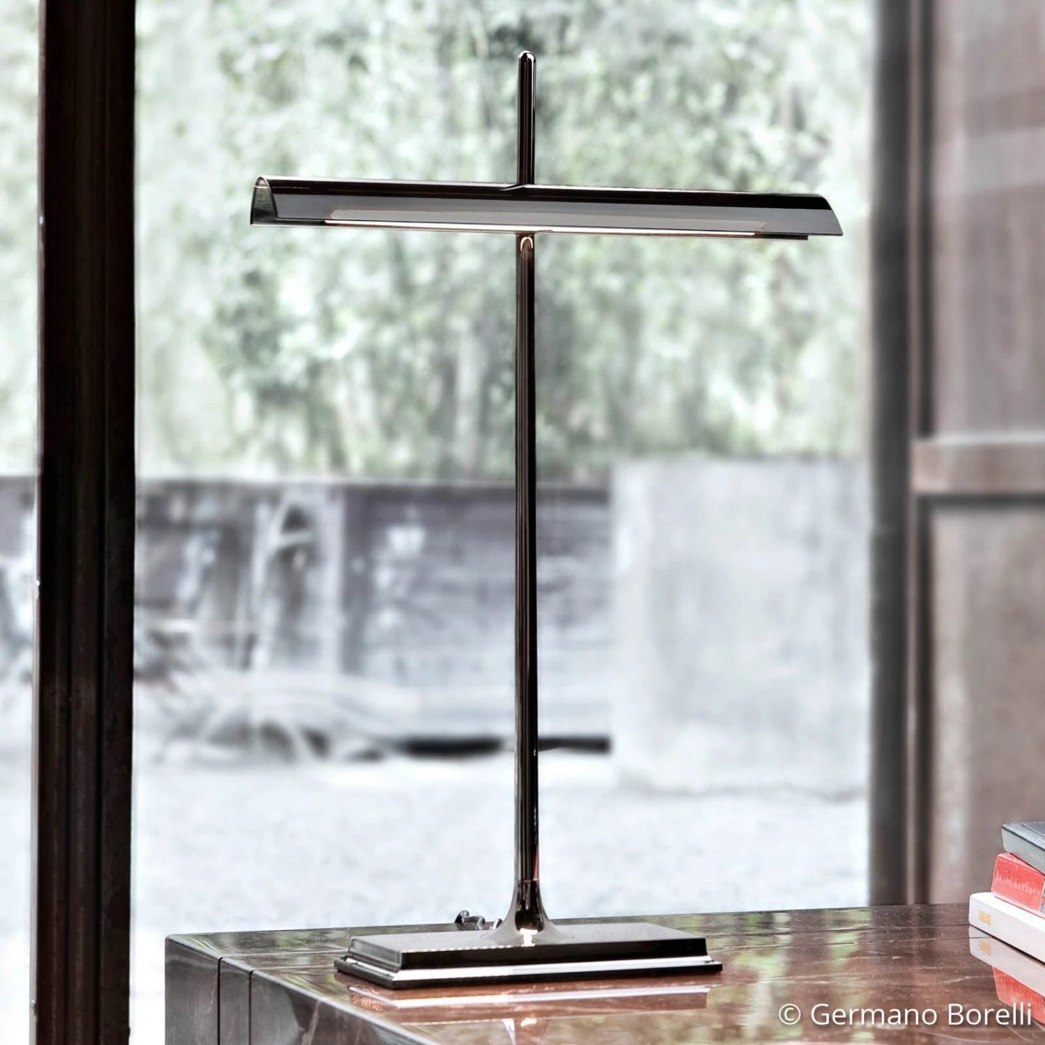 FLOS Goldman - Tischleuchte Mit USB, Rauchgrau 2 FLOS Goldman - Tischleuchte Mit USB, Rauchgrau – Bild 2