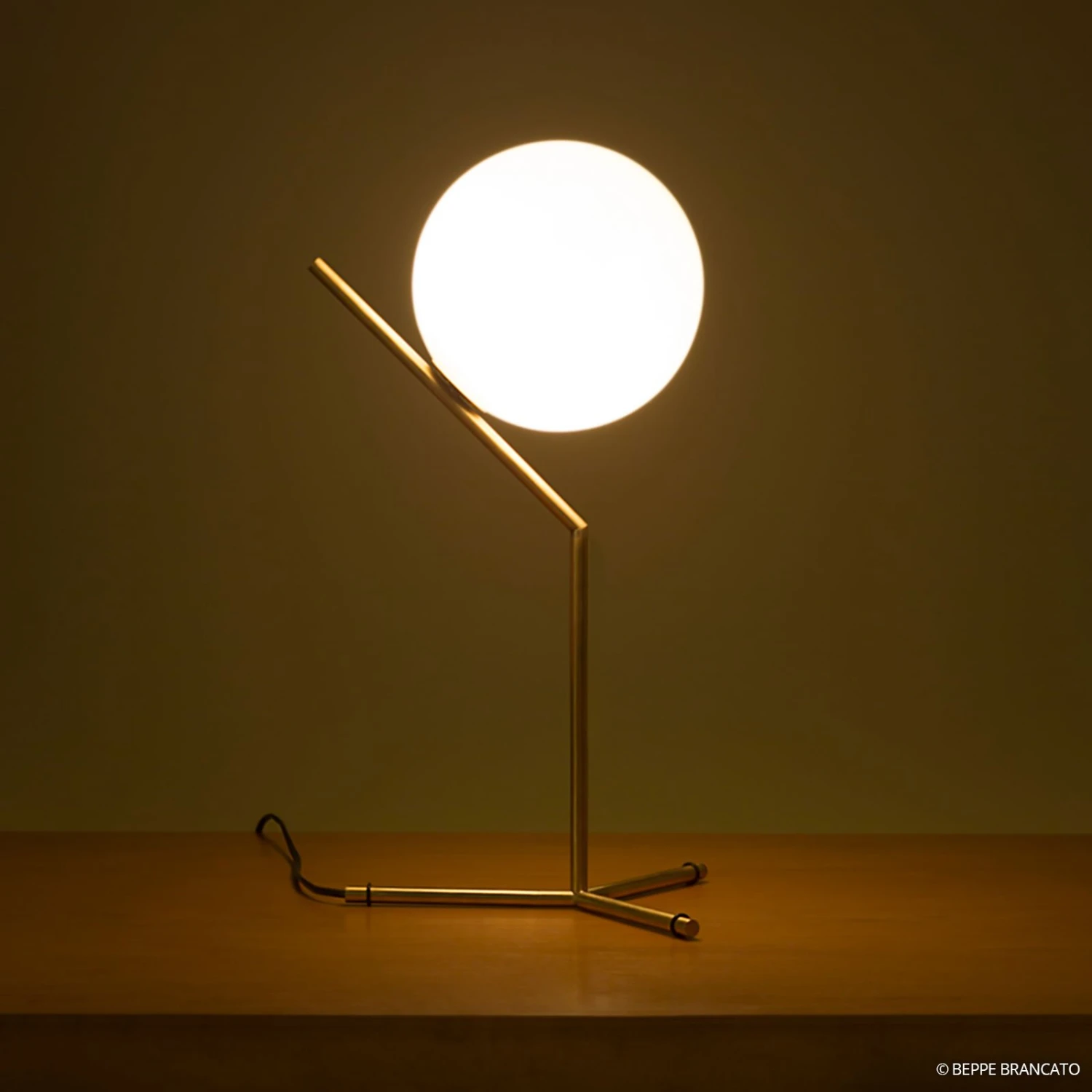 FLOS IC T1 High Tischleuchte, Messing Gebürstet 5 FLOS IC T1 High Tischleuchte, Messing Gebürstet – Bild 5