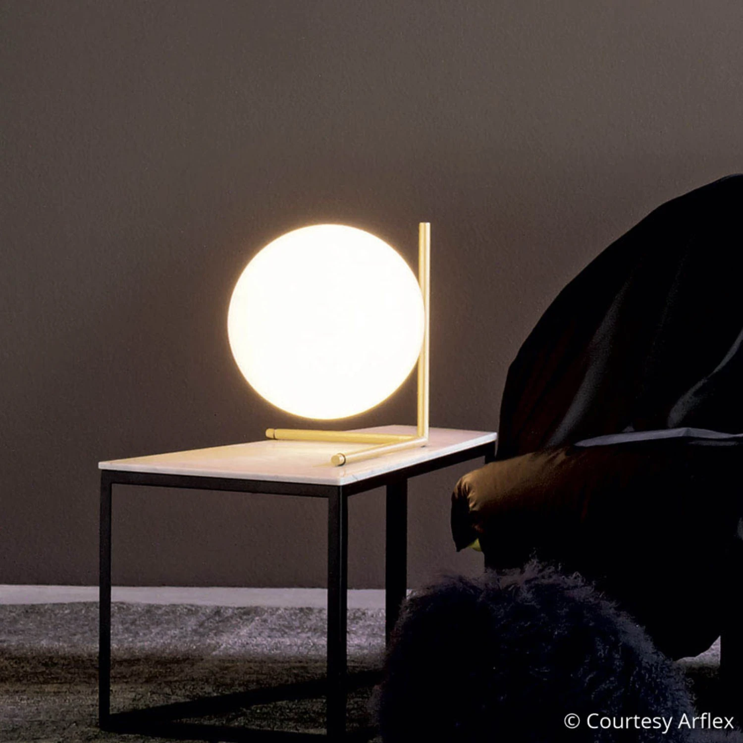 FLOS IC T2 Tischleuchte, Messing Gebürstet 2 FLOS IC T2 Tischleuchte, Messing Gebürstet – Bild 2