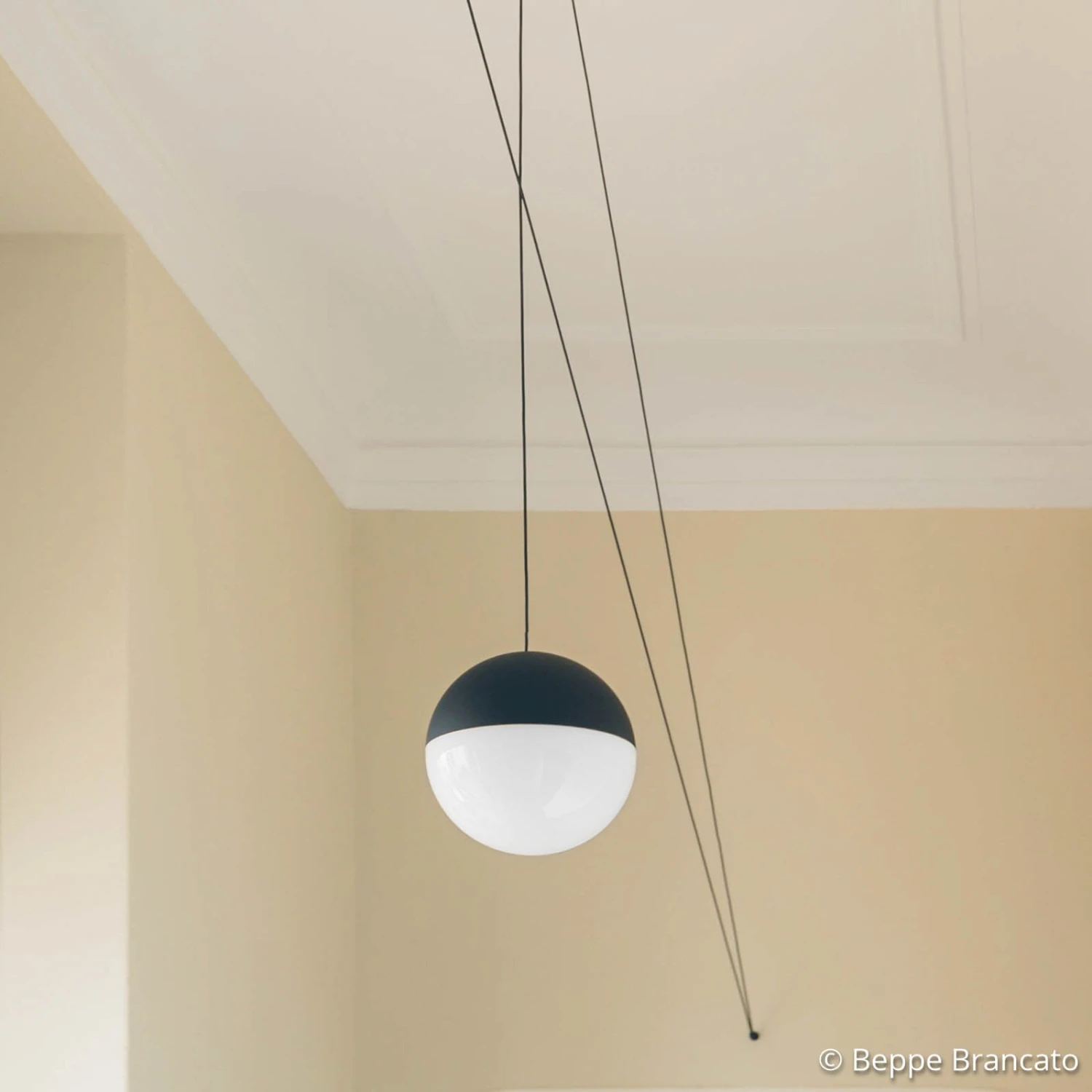 FLOS String Light Hängeleuchte, 12m Kabel, Kugel 2 FLOS String Light Hängeleuchte, 12m Kabel, Kugel – Bild 2