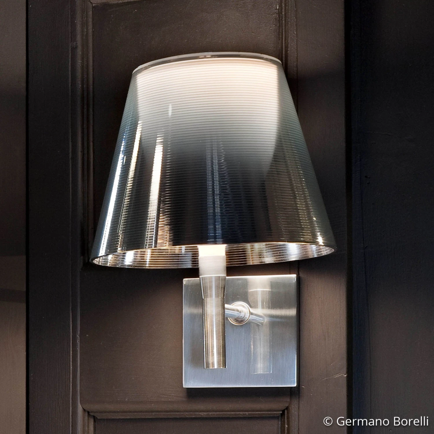 FLOS KTribe W Wandleuchte Rauchgrau 3 FLOS KTribe W Wandleuchte Rauchgrau – Bild 3