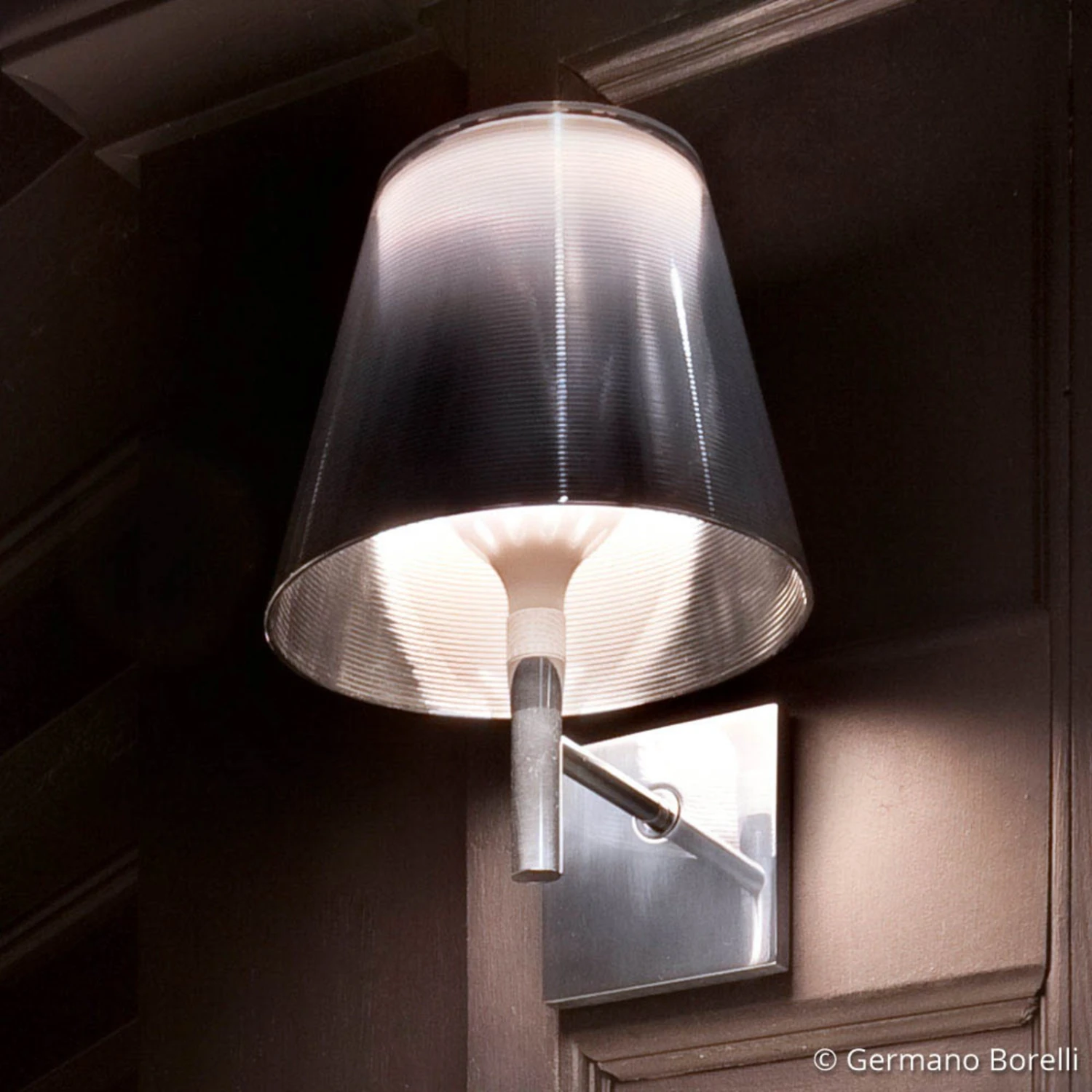 FLOS KTribe W Wandleuchte Rauchgrau 4 FLOS KTribe W Wandleuchte Rauchgrau – Bild 4