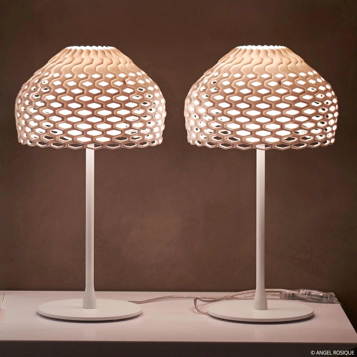 FLOS Tatou T Tischleuchte Mit Dimmer, Weiß 3 FLOS Tatou T Tischleuchte Mit Dimmer, Weiß – Bild 3