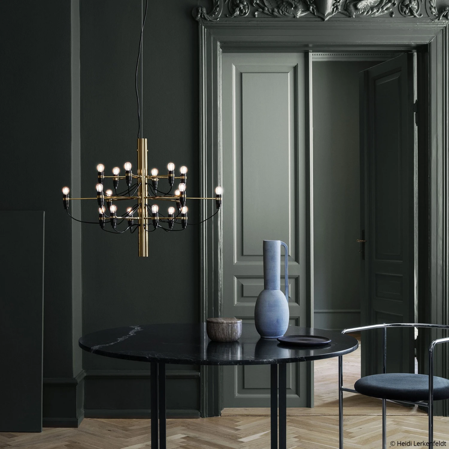 FLOS 2097/18 Kronleuchter LED Gefrostet, Messing 5 FLOS 2097/18 Kronleuchter LED Gefrostet, Messing – Bild 5