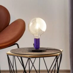 FLOS Lampadina LED-Tischlampe Lila, FuĂ Schwarz
