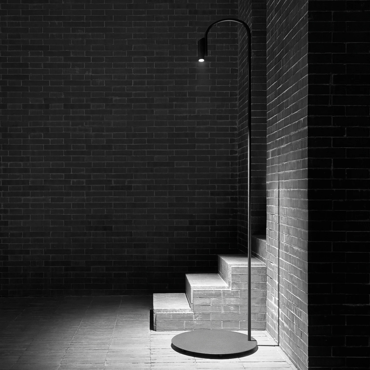 FLOS Caule Floor 4 Außenstehlampe 2.700 K, Schwarz 2 FLOS Caule Floor 4 Außenstehlampe 2.700 K, Schwarz – Bild 2