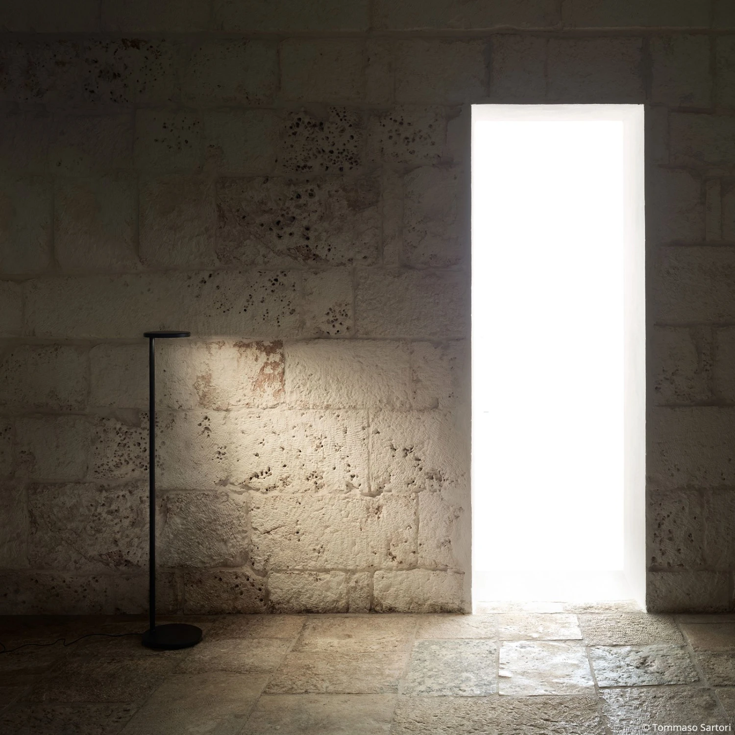 FLOS Oblique Floor LED-Stehlampe 927 USB Anthrazit 2 FLOS Oblique Floor LED-Stehlampe 927 USB Anthrazit – Bild 2