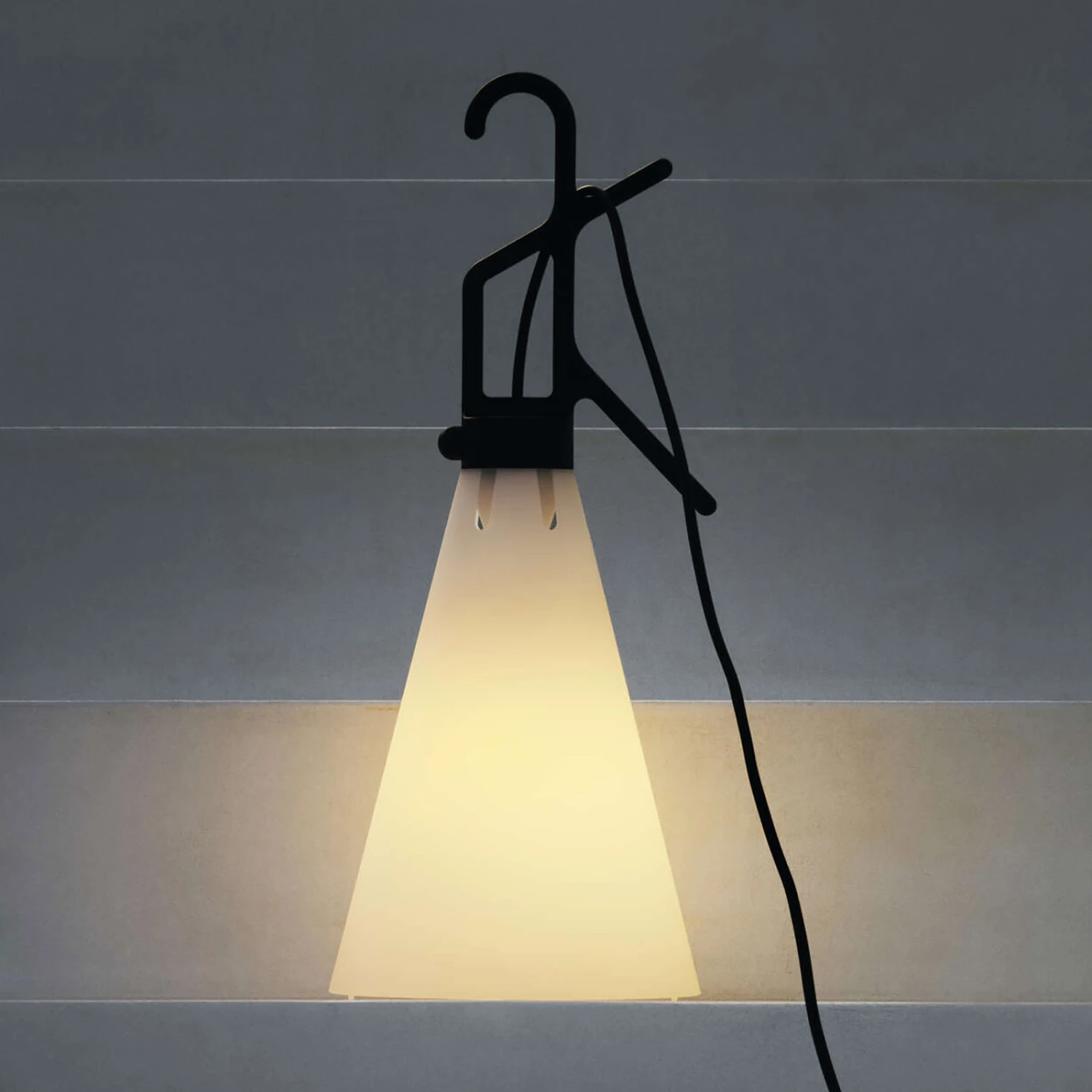 FLOS Mayday Outdoor Allzweckleuchte, Schwarz 2 FLOS Mayday Outdoor Allzweckleuchte, Schwarz – Bild 2