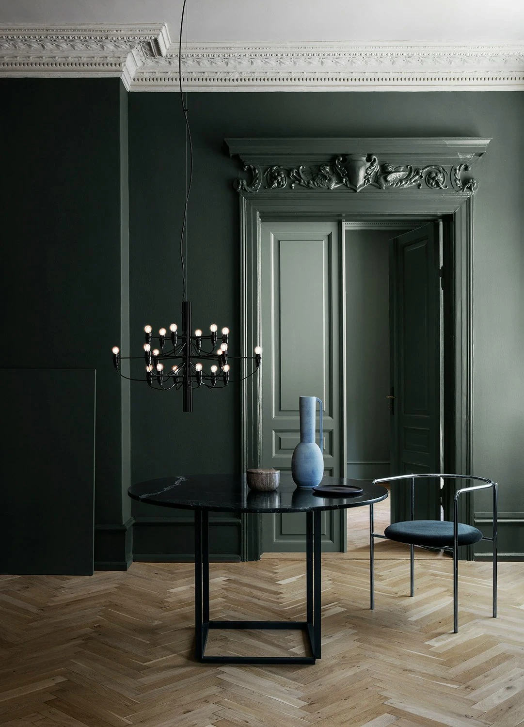 Flos 2097/18 Sarfatti Kronleuchter LED, Schwarzmatt 2 Flos 2097/18 Sarfatti Kronleuchter LED, Schwarzmatt – Bild 2