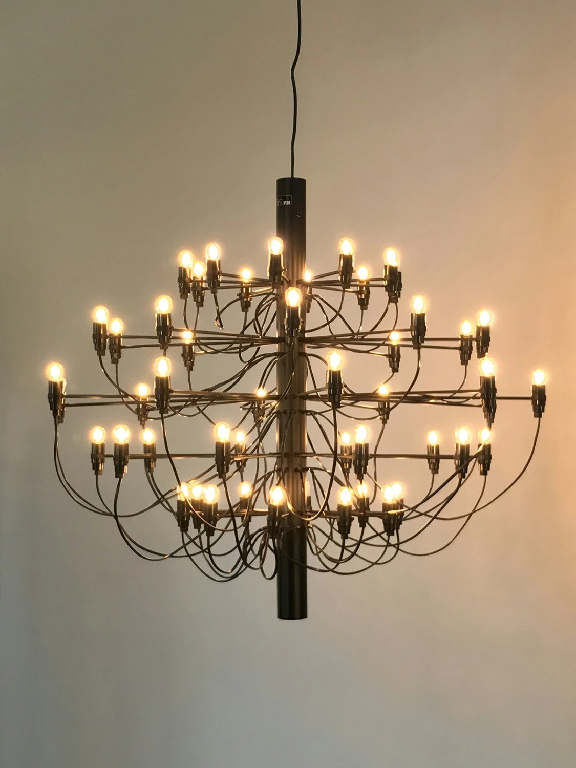 Flos 2097/50 Sarfatti Kronleuchter, Schwarz Matt 2 Flos 2097/50 Sarfatti Kronleuchter, Schwarz Matt – Bild 2