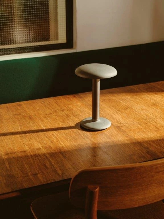 Flos Gustave Residential Tischlampe Tragbar 3000K, Matt Anthrazit 2 Flos Gustave Residential Tischlampe Tragbar 3000K, Matt Anthrazit – Bild 2