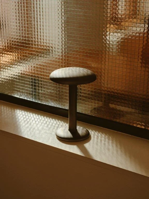 Flos Gustave Residential Tischlampe Tragbar 3000K, Matt Anthrazit 3 Flos Gustave Residential Tischlampe Tragbar 3000K, Matt Anthrazit – Bild 3