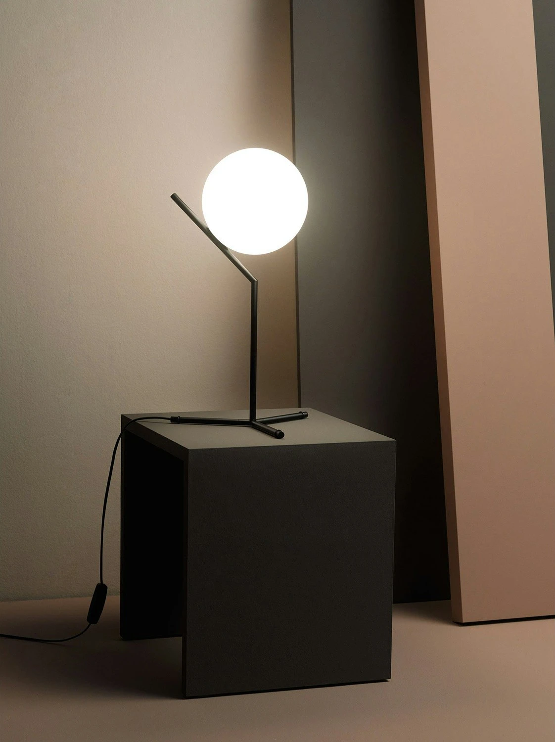 Flos IC Lights T1 Tischleuchte Hoch, Schwarz 2 Flos IC Lights T1 Tischleuchte Hoch, Schwarz – Bild 2